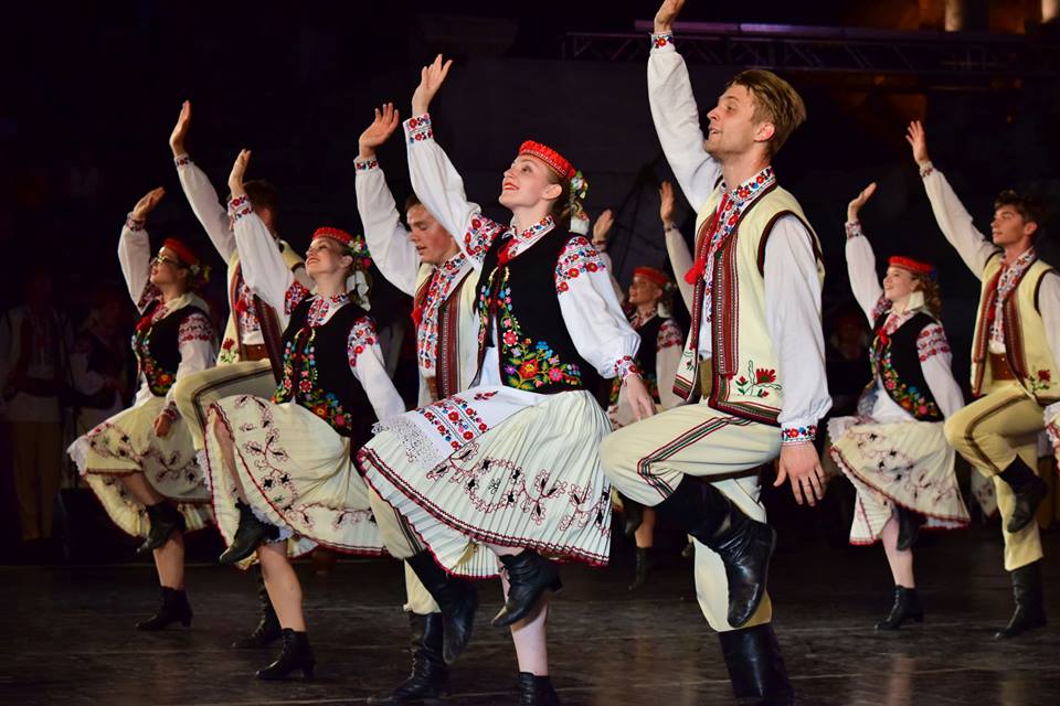 Народний ансамбль пісні і танцю «Черемош» на XXIV Міжнародному фольклорному фестивалі у Пловдиві (Болгарія).